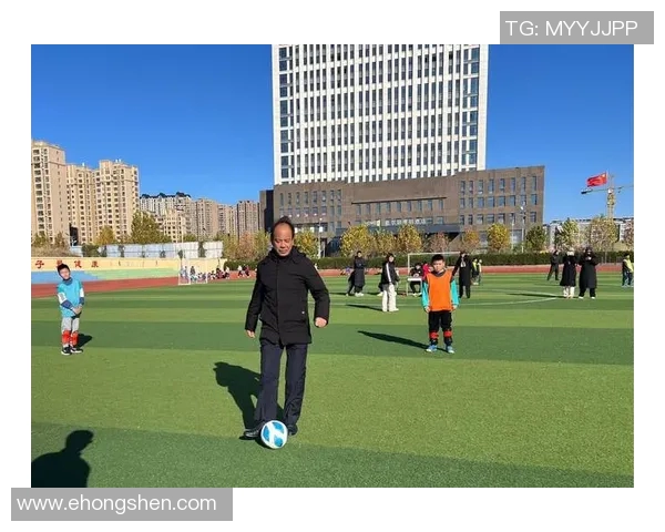 足球明星与孩子的亲密时光:传承梦想与激情的温馨瞬间 足球明星与孩子的亲密时光:传承梦想与激情的温馨瞬间