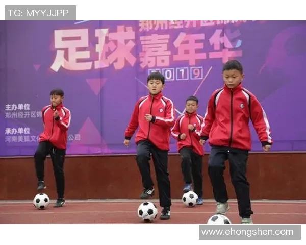 在阳光下挥洒汗水体育课上快乐踢足球的美好时光